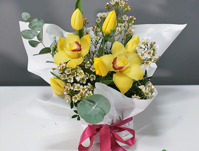 Compozitie in burete floral cu lalele galbene, orhidee galbene si waxflover foto
